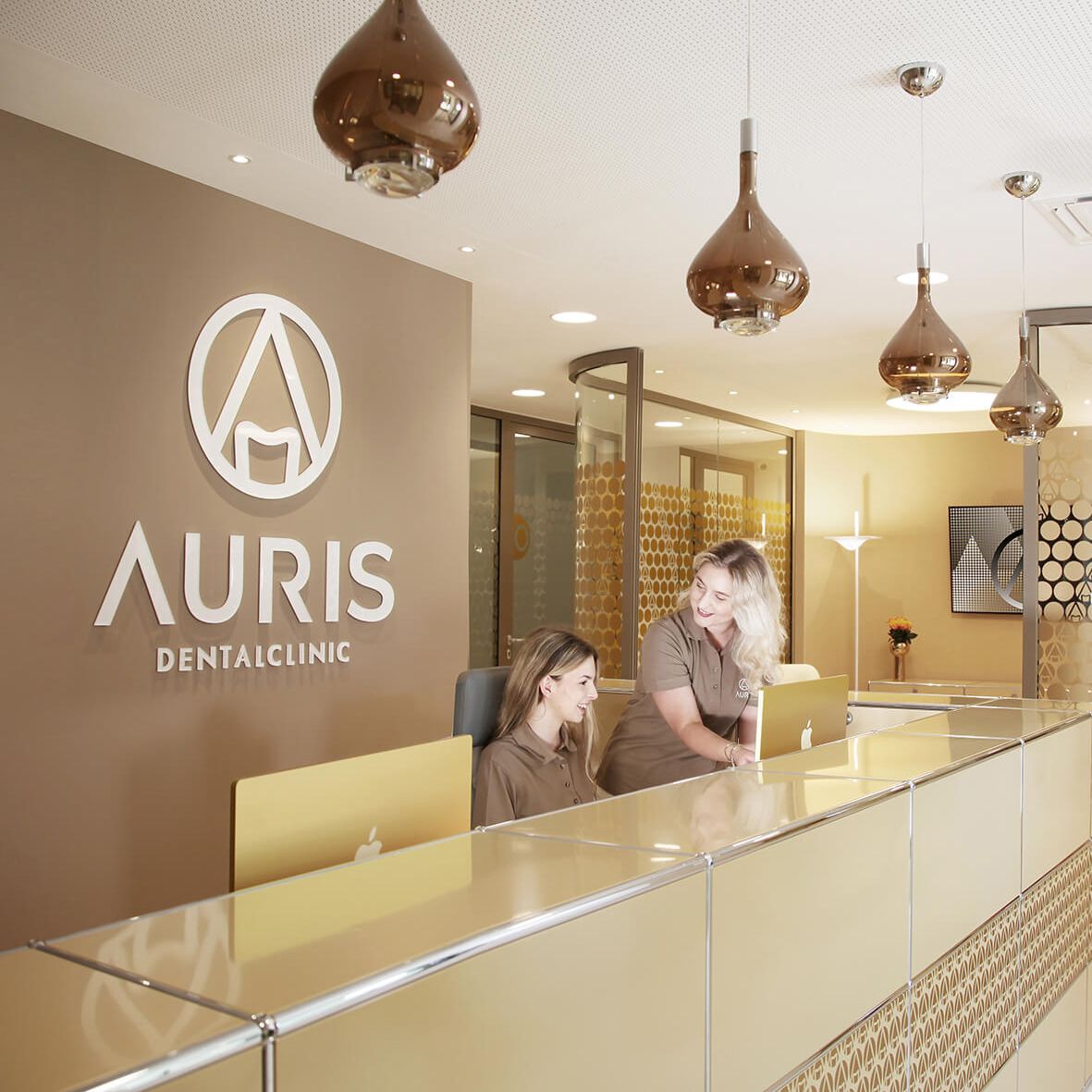 Recepsioni i Auris Dentalclinic me dizajn të artë
